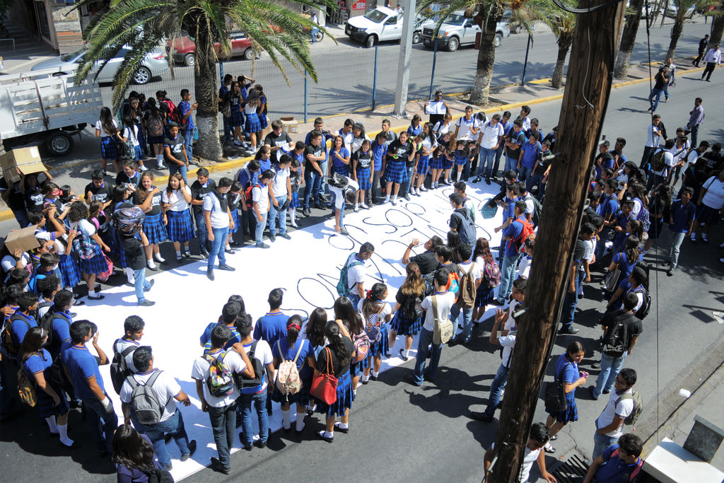 Protesta. Estudiantes de la Preparatoria Venustiano Carranza bloquearon ayer el Revolución. (Jesús Galindo)