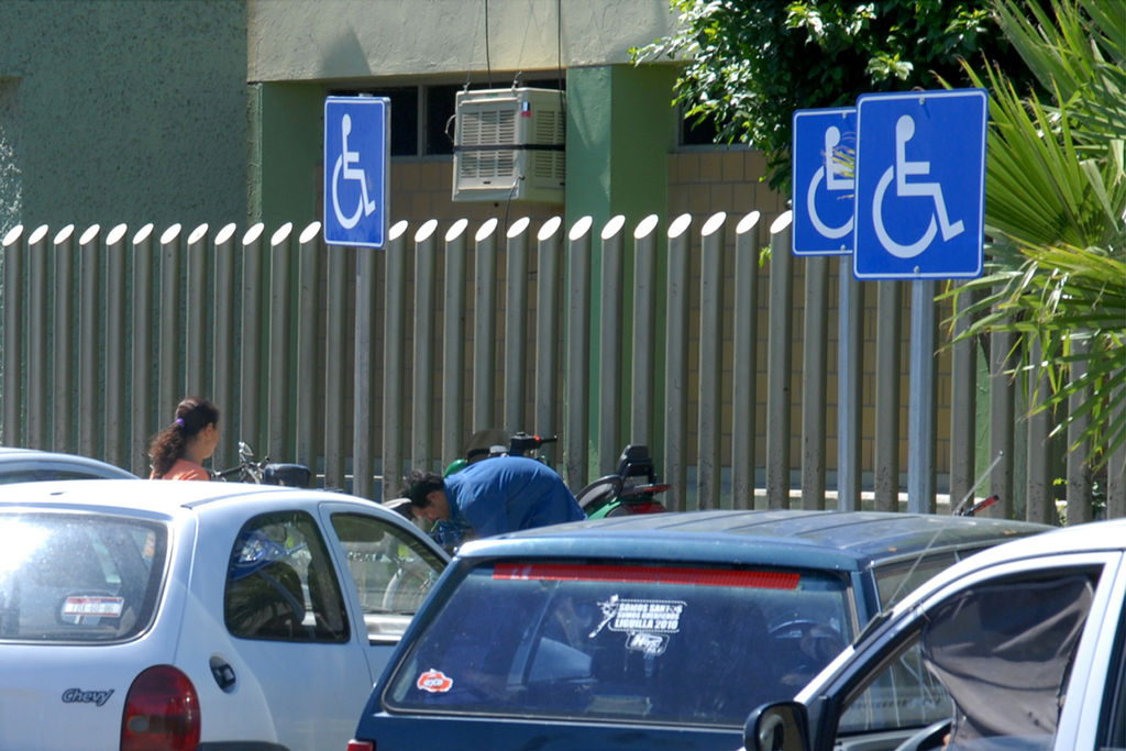 Anomalía. Es común ver que los automovilistas se estacionan en lugares para discapacitados.