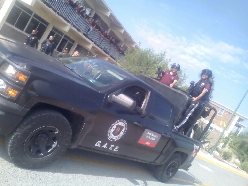 Como parte de una campaña de acercamiento y convivencia, alrededor de 60 alumnos de UANE participaron en actividades referentes al entrenamiento y la capacitación del Grupo de Seguridad de Coahuila.