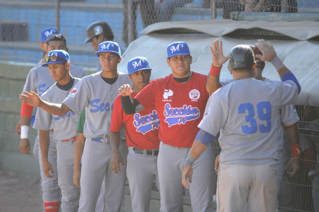 El nicaragüense Loany Sánchez (39) es felicitado por sus compañeros luego de anotar la única carrera del juego, que fue dominado por las excelentes labores monticulares de Fernando Barreras y Baudel Zambrano. (Jesús Galindo)