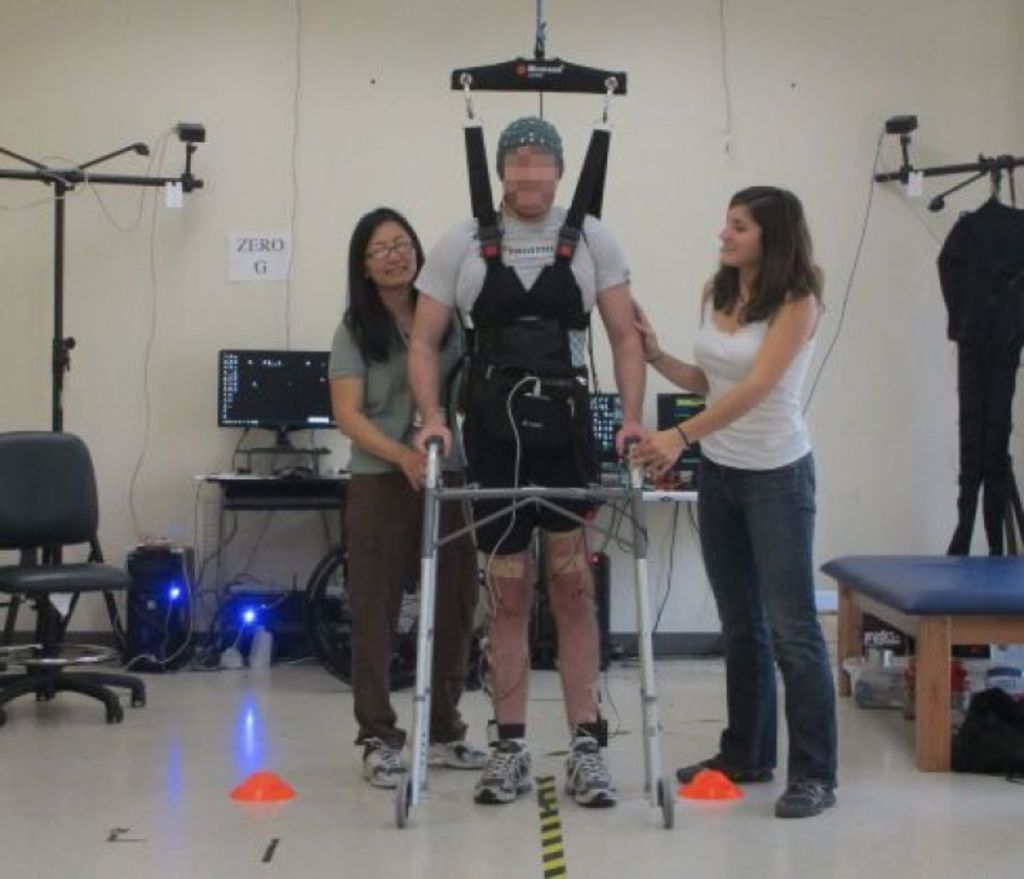 Según los científicos, esta es la primera vez que una persona discapacitada logra caminar con sus propias extremidades y no con exoesqueletos. (INTERNET)