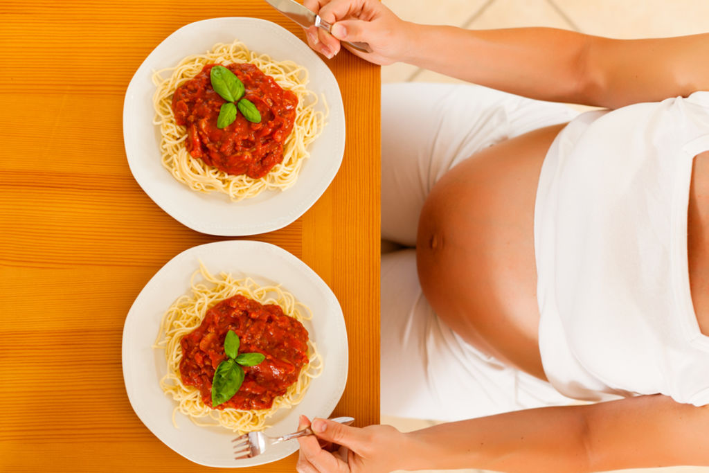 En las mujeres embarazadas se producen cambios dramáticos en su metabolismo que les permiten conservar la energía adicional como grasa y extraer más calorías de los alimentos. (ARCHIVO)