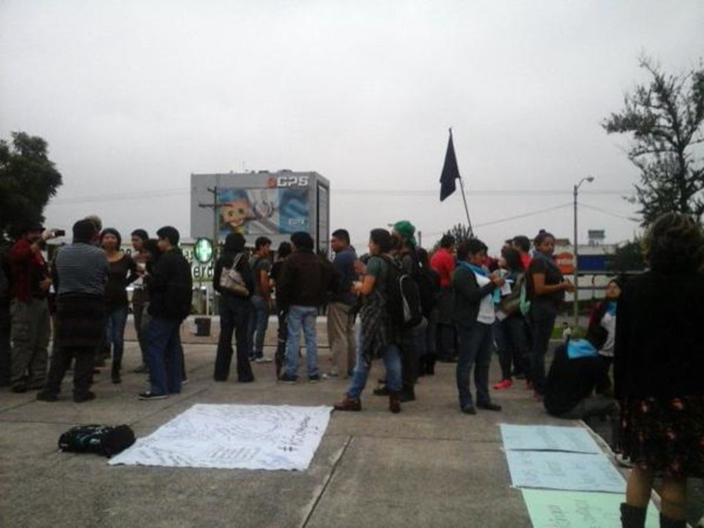 Un grupo de estudiantes universitarios y activistas se reunieron en la Plaza México, situada en la Avenida de las Américas, en el sur de la capital, como un acto de solidaridad con la familia de los desaparecidos. (TWITTER)