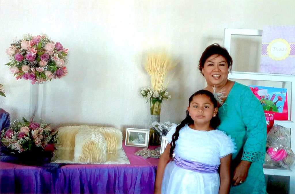   El sábado 19 de septiembre, Gema Mendoza Carrera realizó la Primera Comunión, por lo que le fue organizada una recepción después de la ceremonia religiosa. Sus familiares y amigos asistieron para felicitarla por tan grato acontecimiento. En la fotografía, la acompaña su mamá, Malú.
