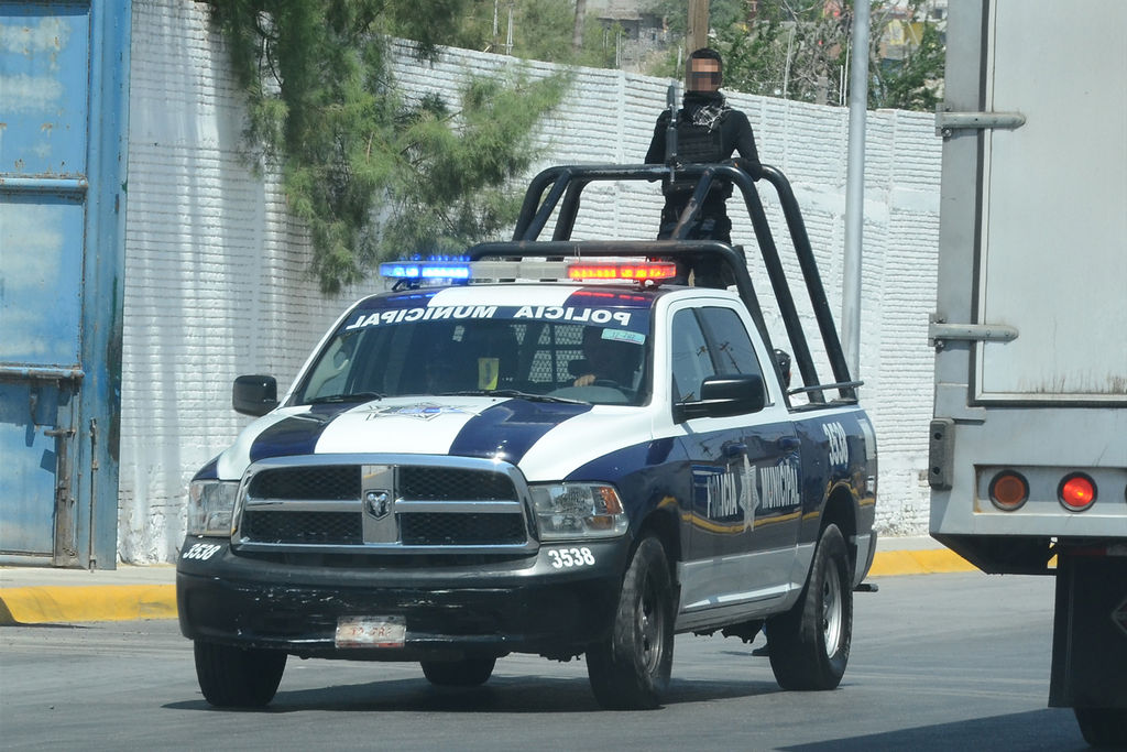 Detenidos. Autoridades detienen a dos hombres con 139 pantalones 'piratas' en la colonia Moderna, de Torreón.