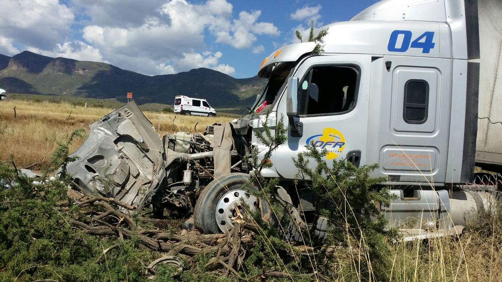 El accidente fue reportado a las 10:50 horas sobre la citada carretera, tramo Cuencamé-Juan Aldama, a la altura del poblado 12 de Diciembre. (El Siglo de Torreón)