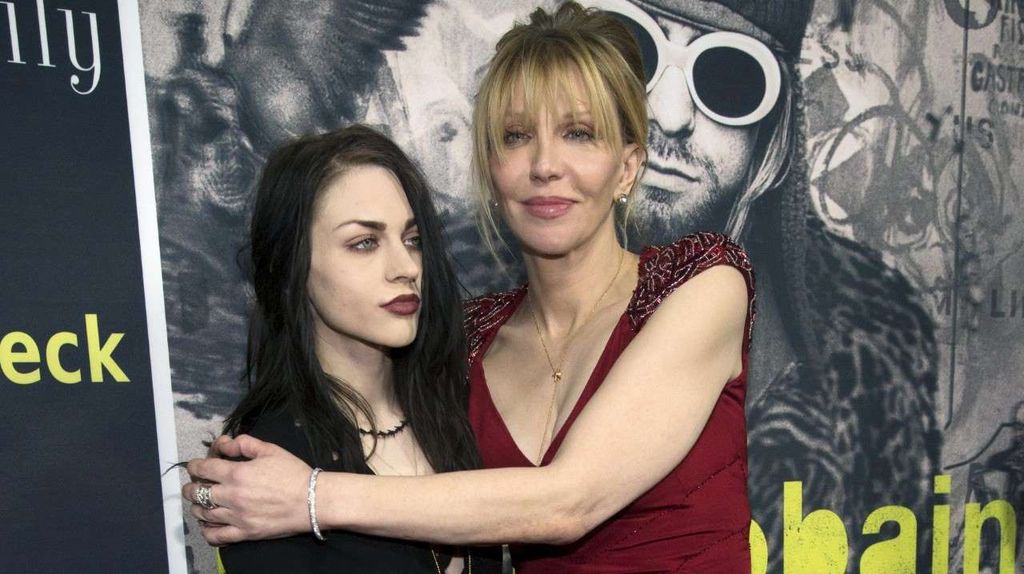 Fuera. Courtney Love no fue al enlace de su hija Frances Bean.
