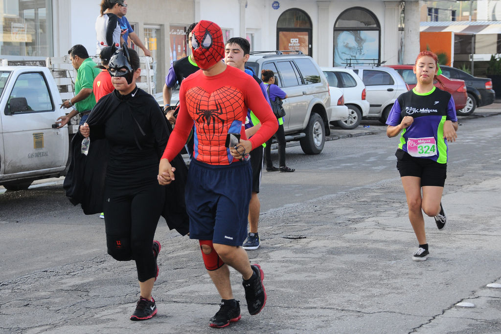 Una gran cantidad de participantes corrieron con disfraces llamativos y máscaras, para que la competencia luciera durante todo su recorrido. Responden atletas a la 5 K Mágicos