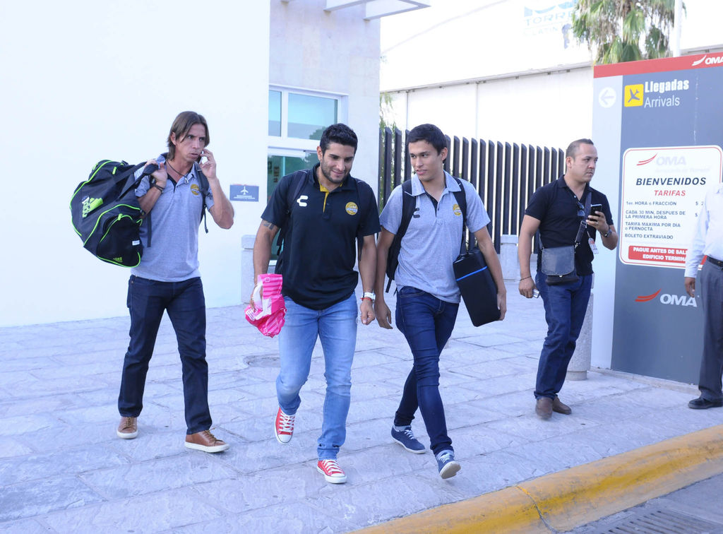 Los jugadores de Dorados de Sinaloa llegaron ayer al aeropuerto internacional Francisco Sarabia de Torreón. (Fotografía de Erick Sotomayor)