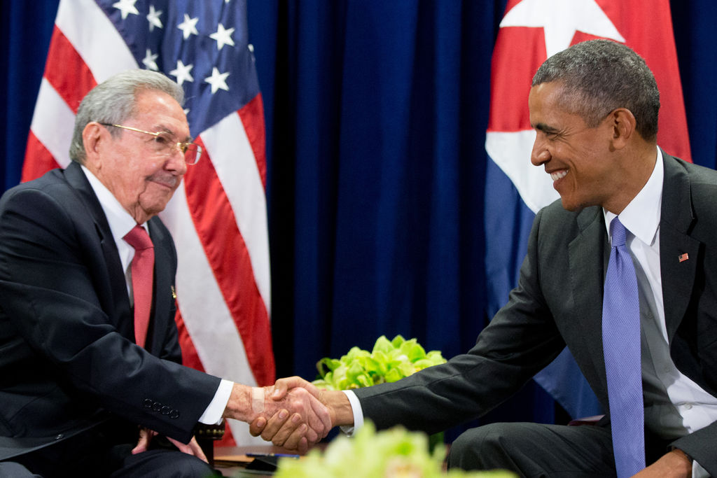 Obama y Castro posaron brevemente ante los fotógrafos antes de la reunión, en la que también participan el secretario de Estado de EU, John Kerry, y el canciller cubano, Bruno Rodríguez. (AP)