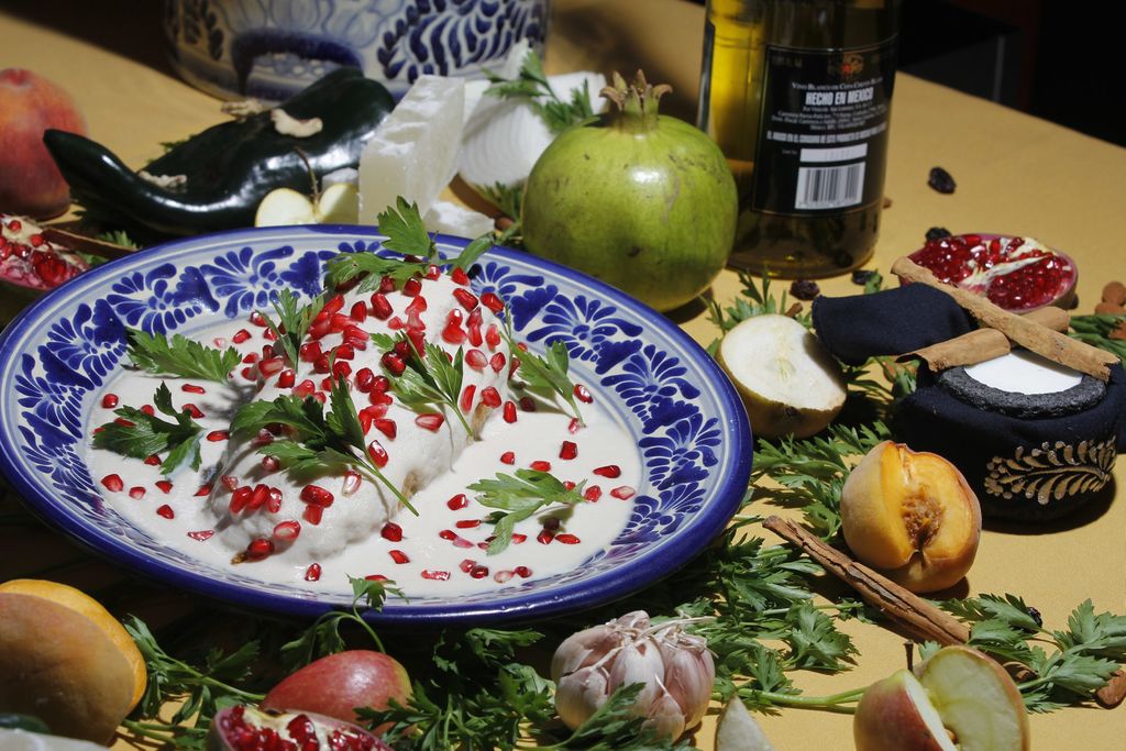 En Puebla, familias enteras mantienen viva esta tradición por preparar y degustar los chiles en nogada, incluso para su preparación a cada integrante se le asigna elaborar un ingrediente o participar en el proceso de guisado. (ARCHIVO)