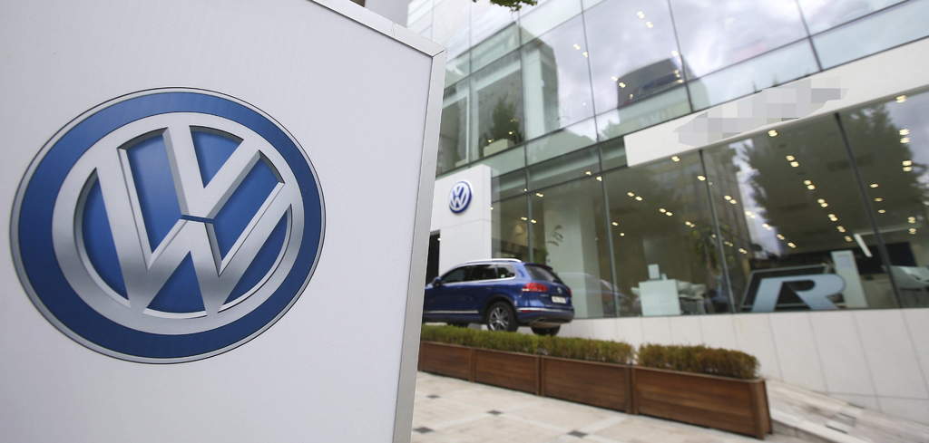 Volkswagen perdió su título de 'Automóvil Verde del Año' por dos modelos que usaban la tecnología que ahora está en el corazón del escándalo de los motores diésel contaminantes. (EFE)