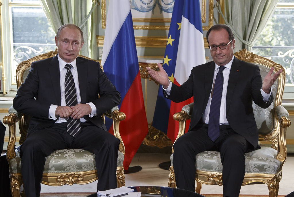 Negociación. En la imagen aparece Vladimir Putin y Hollande dialogando en París sobre Ucrania y Siria.