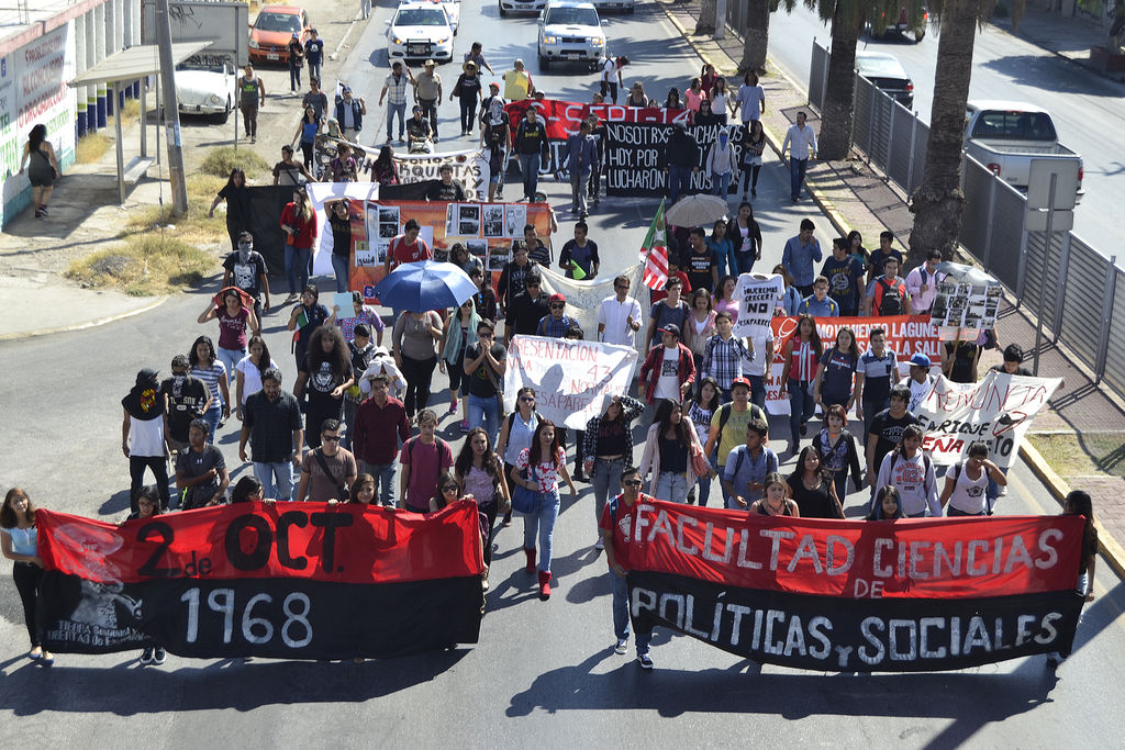 Marcha. Estudiantes conmemoran la Matanza de Tlatelolco con una marcha en Torreón. (CLAUDIA LANDEROS)