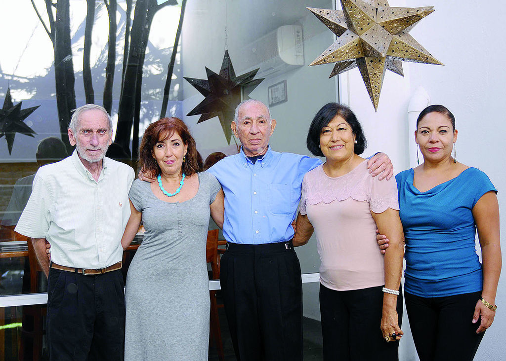   Miguel Betancourt Ríos celebró 85 años de vida. Lo acompañan su esposa, Conchita de Betancourt; su hija, Laura de McGahagan, e hijos políticos, Verónica de Betancourt y Paul McGahagan.
