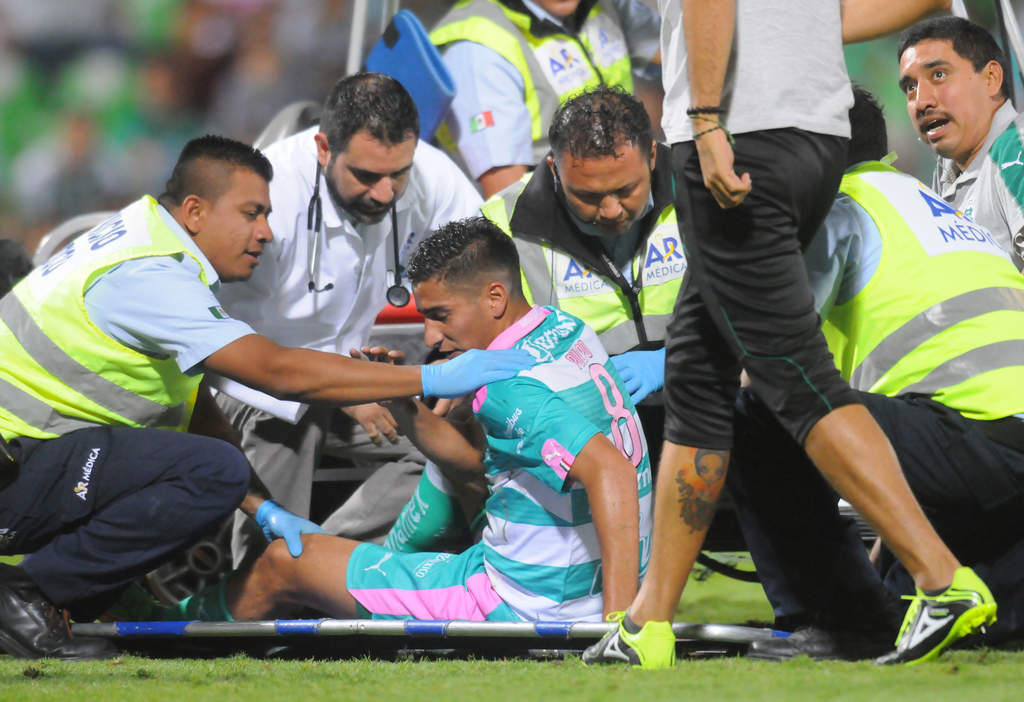 El volante Diego González se llevó un fuerte golpe luego de tratar de remaar el balón con la cabeza. (Jesús Galindo)