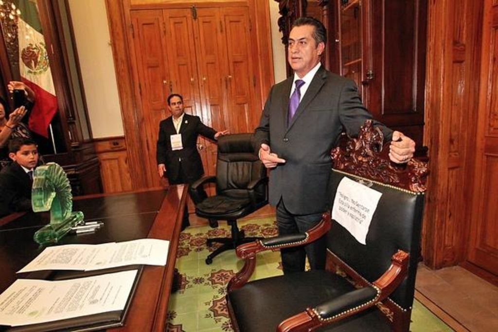 El nuevo gobernador de Nuevo León mandó a sacar la silla de Rodrigo Medina de su oficina en el Palacio de Gobierno. (Twitter: @elnortecom)