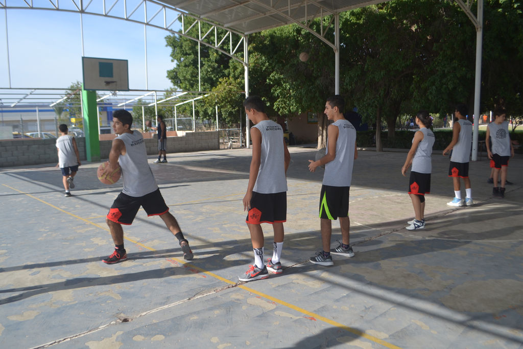 Entrenamientos. Actualmente Raptors  realiza sus entrenamientos en la deportiva Golazo ubicada en la colonia Las Torres y son dirigidos por los profesores Alberto Amador y Sergio Díaz. (ANGÉLICA SANDOVAL)