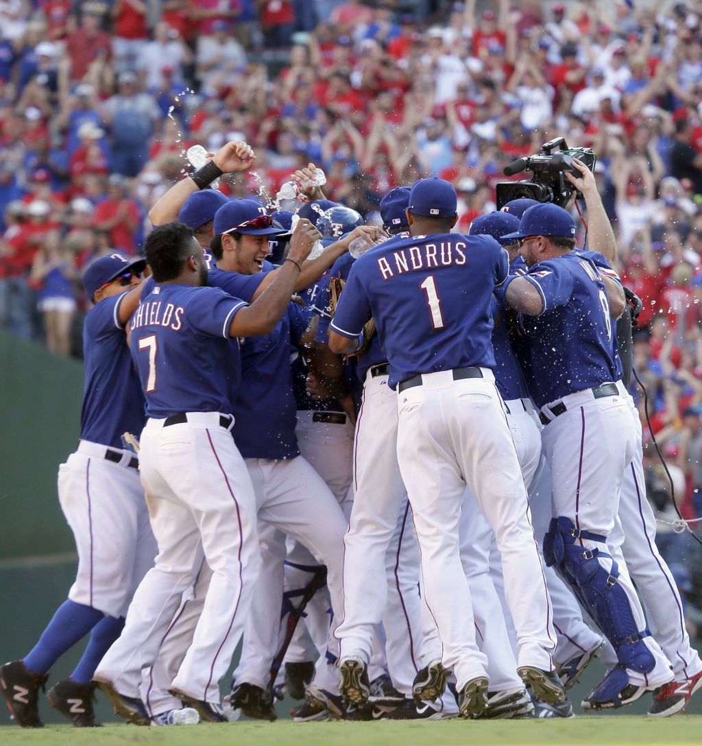 Los Rangers de Texas obtuvieron el título de la división oeste de la Liga Americana luego de derrotar 9-2 a los Angelinos. Cole Hamels lanzó toda la ruta. (AP)