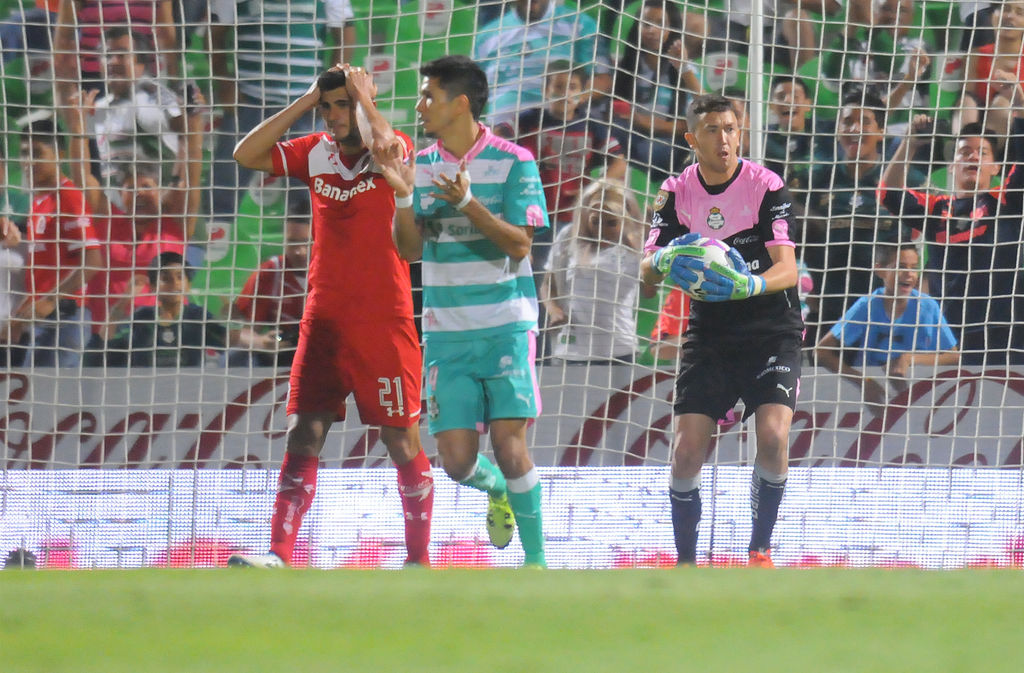 Enrique Triverio falló un penal en los minutos finales del juego ante Santos Laguna. (Jam Media)