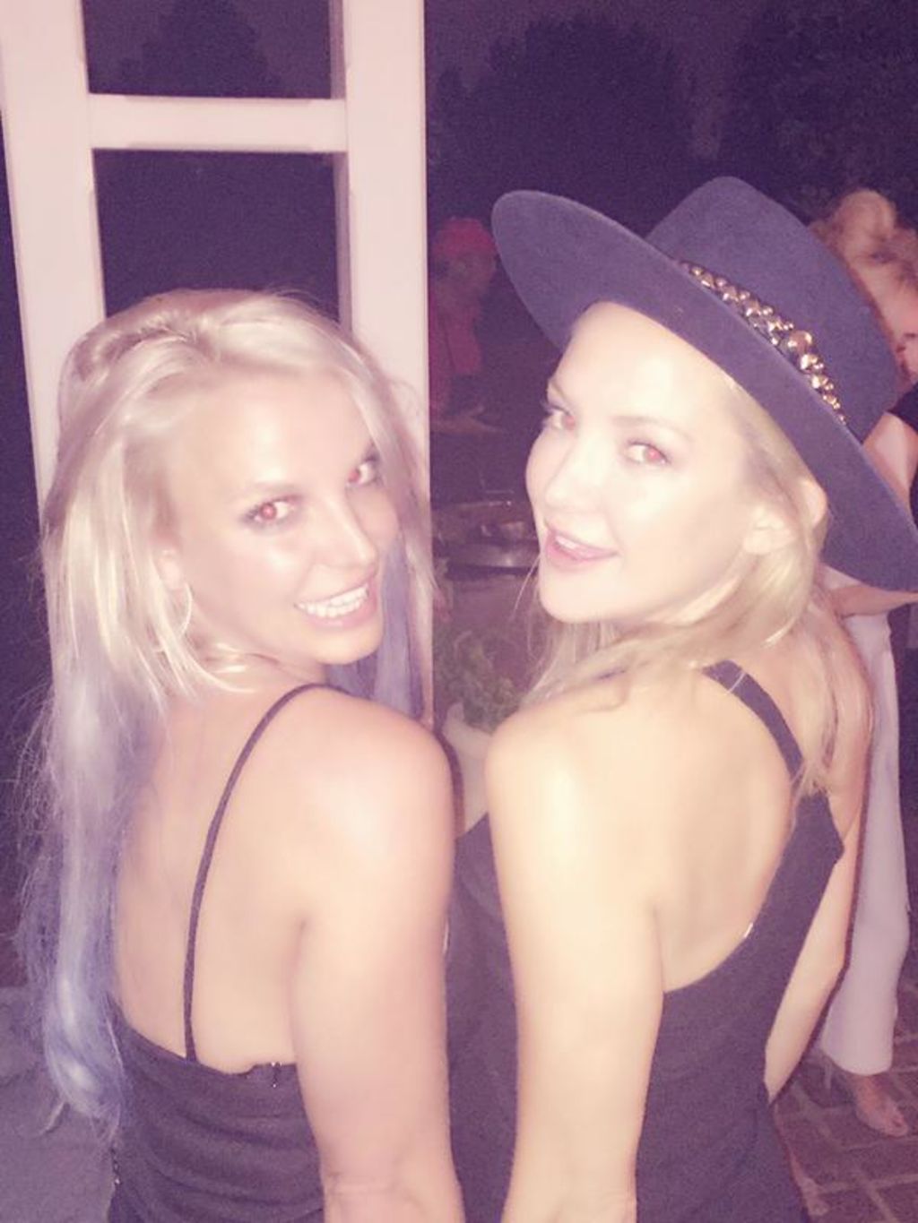 Las rubias posaron juntas durante su fiesta. (Instagram) 