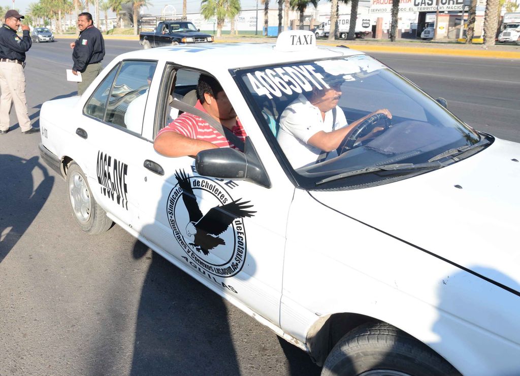 Multas. Han sido multados los llamados 'cinqueros' por representar una competencia desleal para los taxistas. (EL SIGLO DE TORREÓN)