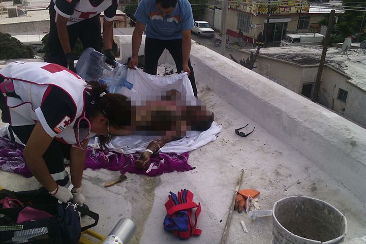 Quemado. Socorristas de la Cruz Roja subieron a la azotea para brindarle los primeros auxilios al lesionado.