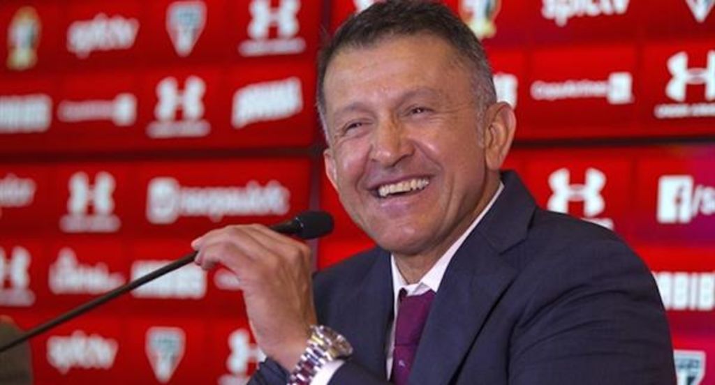 El colombiano, a partir del martes, ya no es el entrenador del club y se abre paso para continuar negociando con la Selección Mexicana. (ARCHIVO)