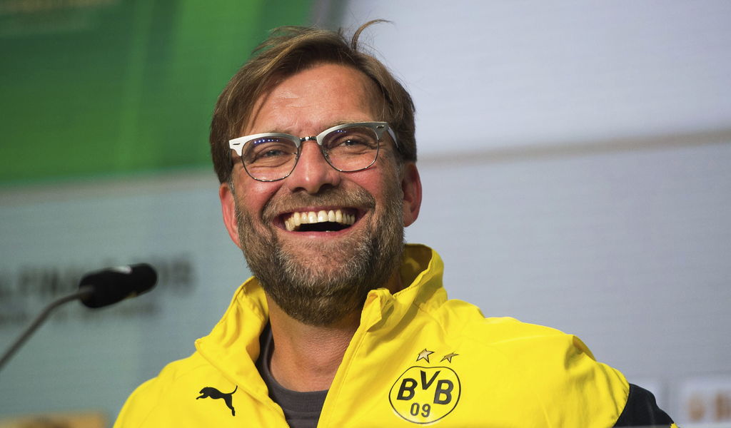 El técnico alemán Jurgen Klopp habría aceptado dirigir al club inglés Liverpool, debido a que se tardó en llegar una oferta formal del Bayern Múnich.