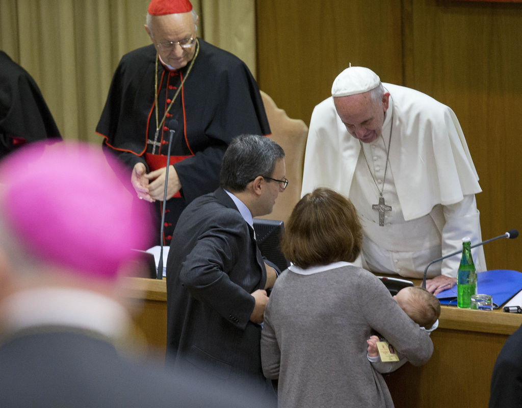 Familia. Una familia católica con 11 hijos saluda al Papa Francisco en un receso del sínodo.