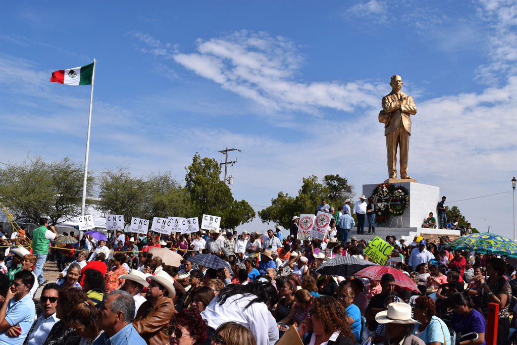 Festejo. Unos 3 mil campesinos de Durango y Coahuila se concentraron en San Pedro por el aniversario del Reparto Agrario. (MARY VÁZQUEZ)