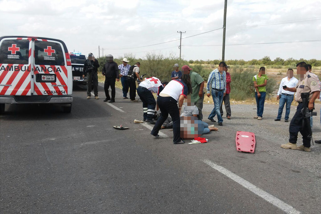 Accidente. Las personas viajaban en una moto y se impactaron con una camioneta. 