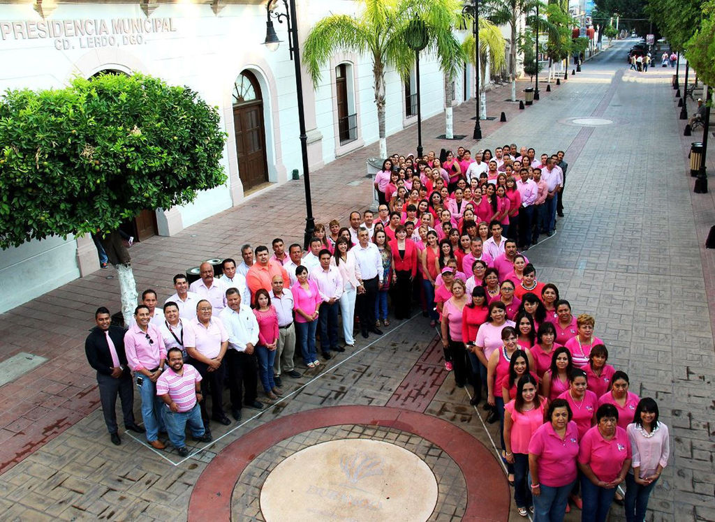 Rosa. Funcionarios y trabajadores municipales forman un listón rosa para reafirmar su compromiso de trabajar por la salud.