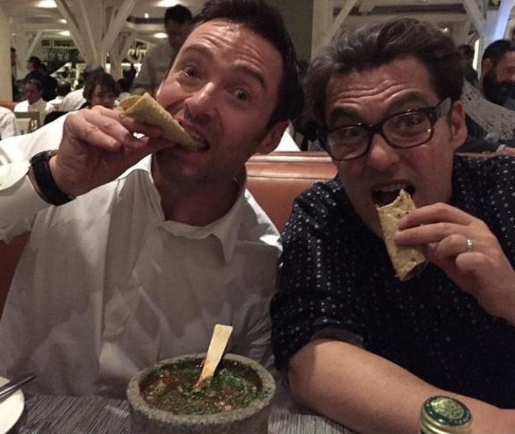 Hugh Jackman aprovechó su visita a México para comer tacos. (Instagram)