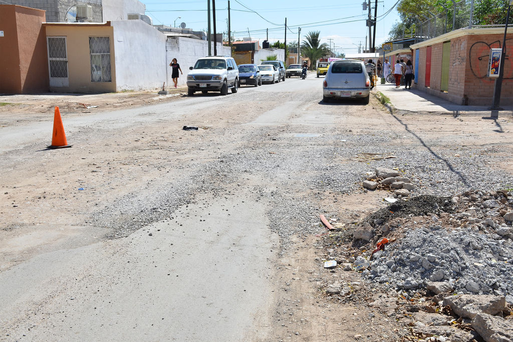 Dañado. Los camiones de la Ruta Sur Dalias dejaron de pasar por la calle De los Zapatos en la colonia Rincón La Merced. (Fernando Compeán)