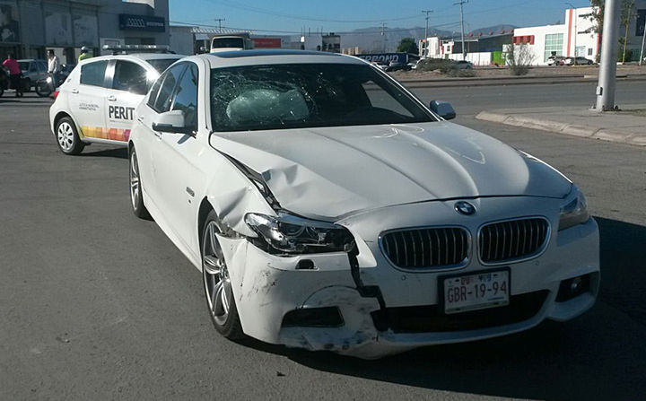 Daños. El vehículo de la marca BMW chocado presenta daños de 60 mil pesos.