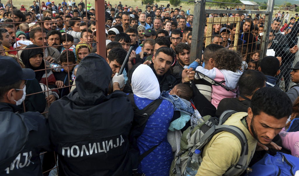 Maltrato. Refugiados sirios recibieron maltrato en Hungría.