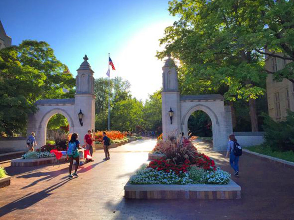 Vista externa de la Universidad de Indiana. (TWITTER)