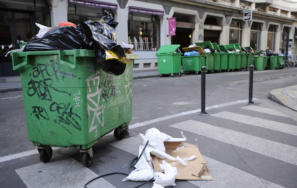 El paro afecta a diez de los veinte distritos de la capital donde la limpieza corre a cargo de trabajadores municipales y no de empresas subcontratadas. (ARCHIVO)