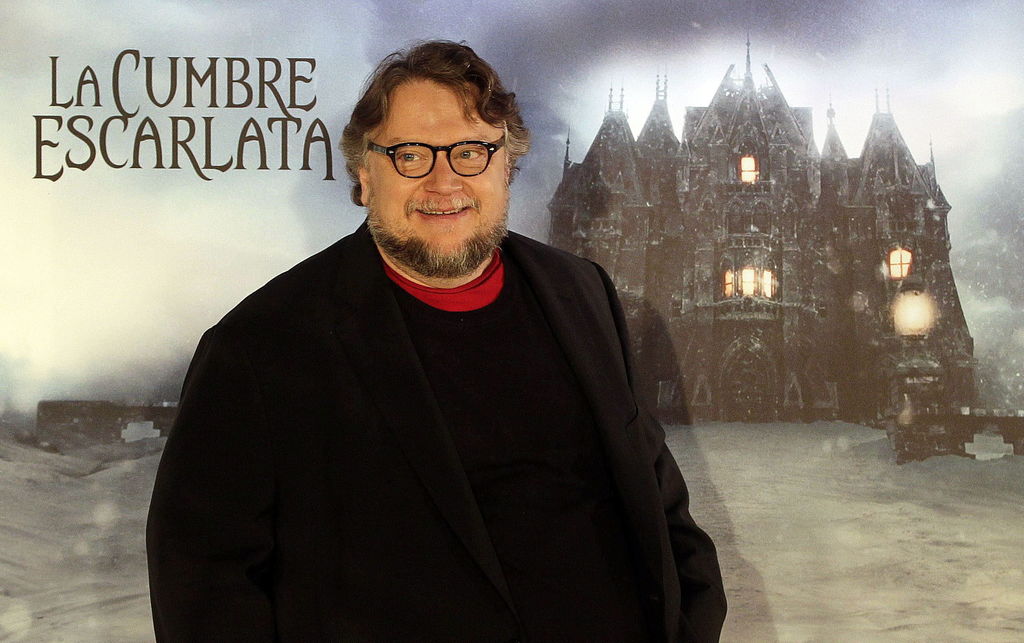 El realizador y guionista mexicano Guillermo del Toro, quien ha destacado en el Séptimo Arte por filmes como 'Cronos', 'El espinazo del diablo' y 'El laberinto del fauno', celebra este viernes 51 años de vida a la espera del estreno de la película “La cumbre escarlata”. (ARCHIVO)