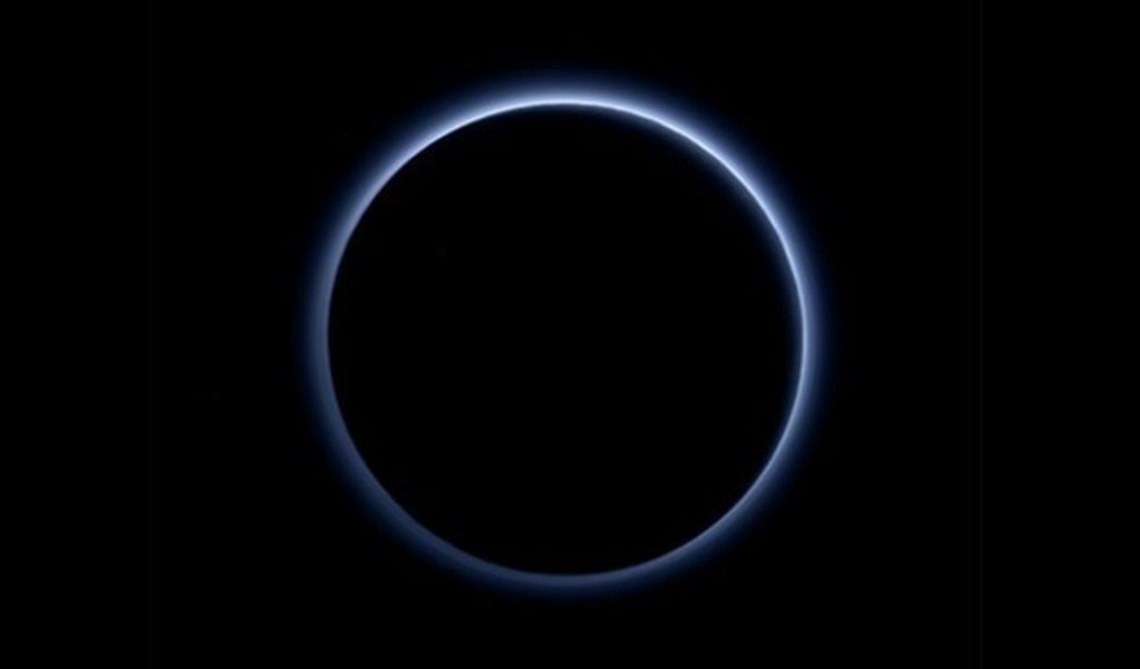 En la tierra, las partículas encontradas en Plutón son moléculas de nitrógeno.