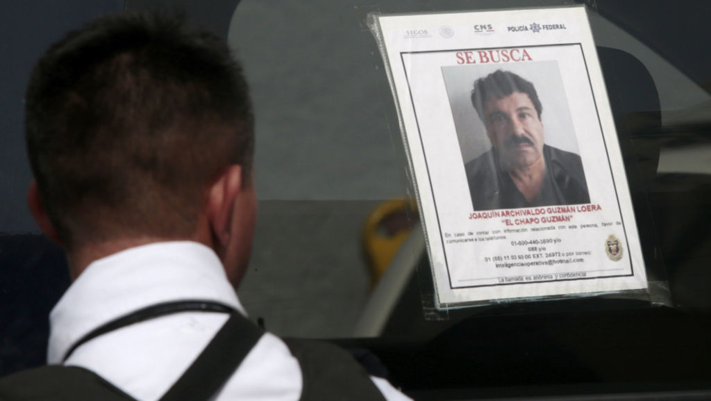 El gobierno de México ofrece una recompensa de 3.8 millones de dólares por información que permita capturar a 'El Chapo' Guzmán, que se escapó de una cárcel de máxima seguridad.