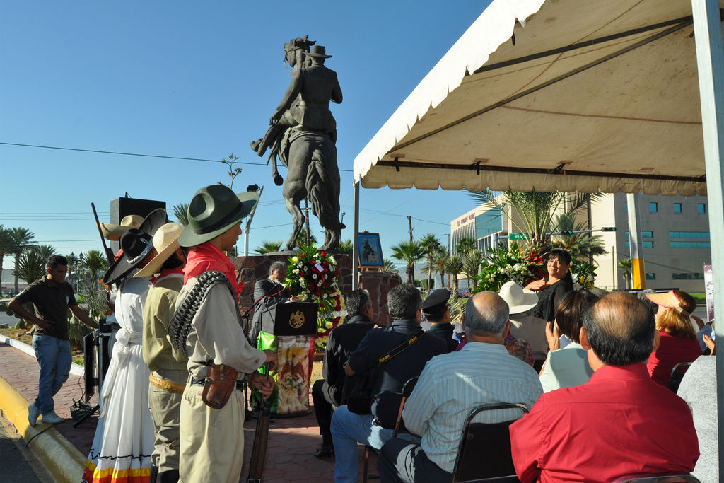Ceremonia. A los pies del monumento ecuestre, fue donde se llevó a cabo el evento conmemorativo a Madero. (GUADALUPE MIRANDA)