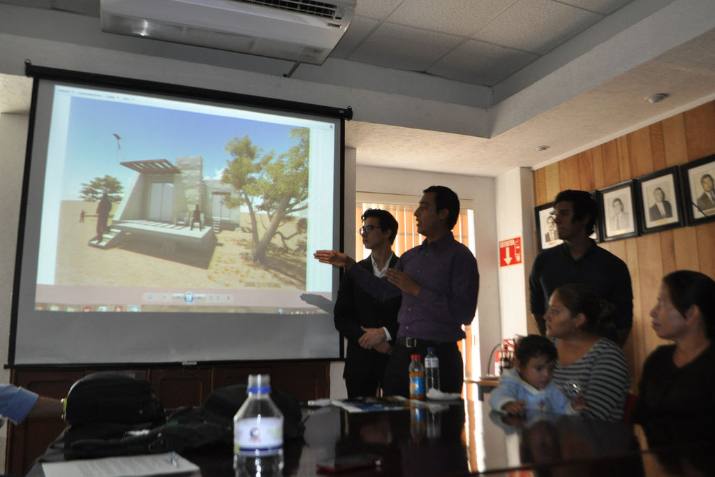 Cabañas. Jóvenes de la Escuela de Arquitectura de la UA de C presentaron el proyecto a las mujeres del Barreal de Guadalupe. (FABIOLA P. CANEDO)