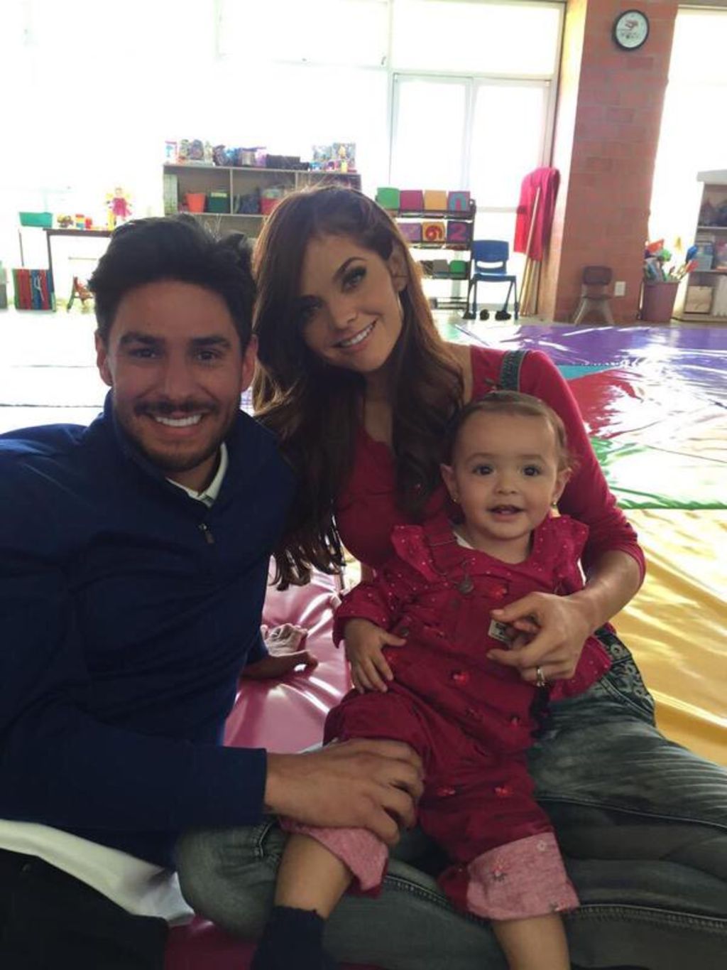 Una familia feliz. El jugador de futbol subió una fotografía a sus redes sociales en donde aparece con su esposa y su pequeña hija. (ESPECIAL)