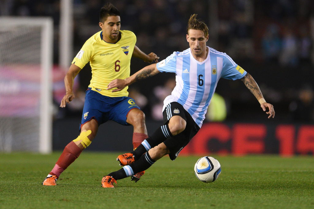 Lucas Biglia (d) disputa el balón con el ecuatoriano Christian Paredes (i) en la derrota de Argentina ante la selección ecuatoriana en el estadio Monumental de Buenos Aires. (EFE)