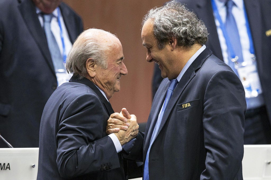 Joseph Blatter y Michel Platini, los dos señalados más importantes del caso FIFA. (EFE)