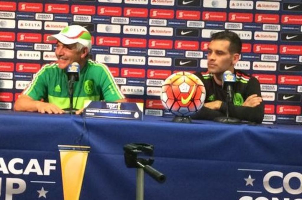 Ricardo Ferretti y Rafa Márquez comparecieron en rueda de prensa en la víspera del partido que Estados Unidos y México celebrarán el sábado en el Rose Bowl.  (TWITTER)