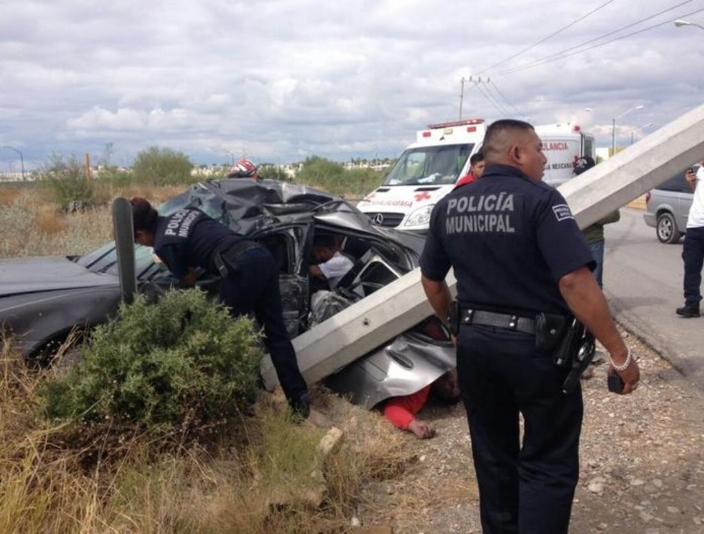 La persona fallecida respondía al nombre José Martín Rodríguez Barradas, de 25 años; quien viajaba en la parte posterior de la unidad afectada y cuyo cuerpo quedó atrapado en el vehículo. (EL SIGLO COAHUILA)