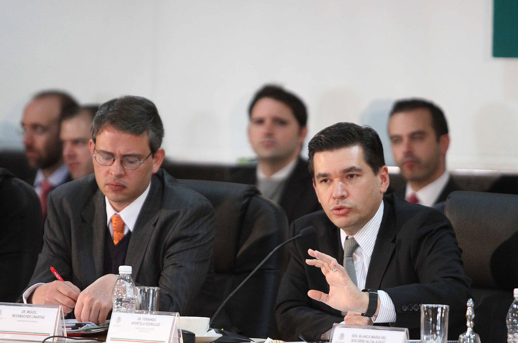 Diagnóstico.  Los subsecretarios de Hacienda y Crédito Público, Fernando Aportela Rodríguez (der), y de Ingresos, Miguel Messmacher Linartas.